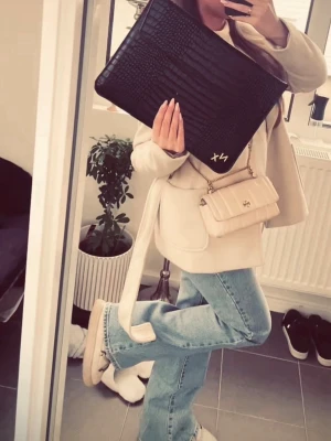Ljusblå raka jeans med låg midja - Säljer ett par ljusblå jeans med rak passform och låg midja från Abrand. Jeansen har klassisk femficksdesign och är tillverkade i ett mjukt denimtyg. Perfekta för en avslappnad och trendig look. I modellen ”A 99 Low Boot”.