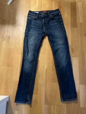 Mörkblå  jeans från Jack & Jones - Hej, säljer dessa knappt använda as fest jeanen från Jack&Jones. Hör av dig vid minsta lilla fundering!