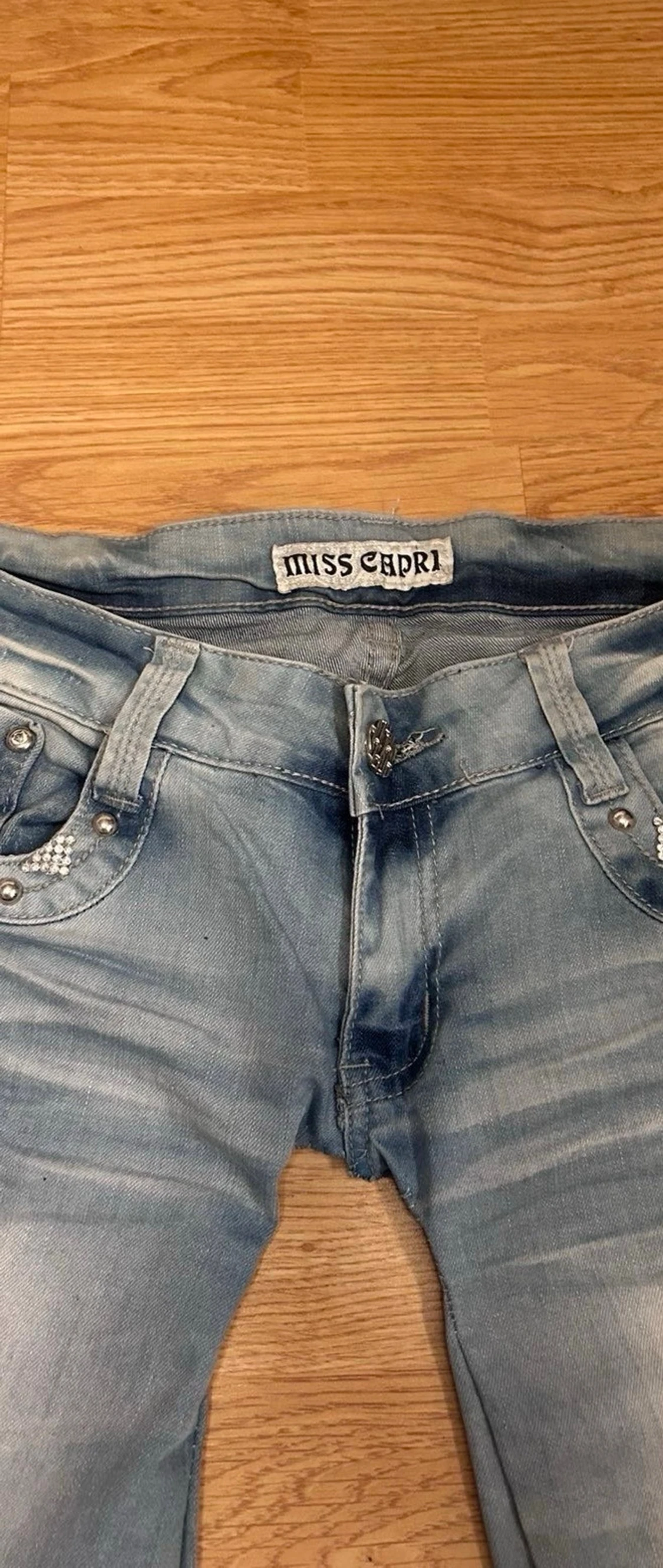 Ljusblå Miss Capri jeans med detaljer