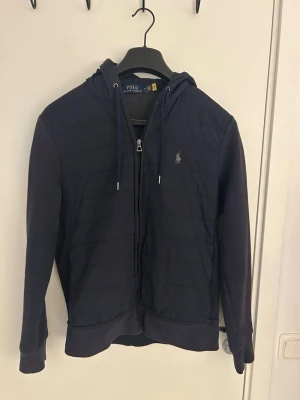 Polo Ralph Lauren cardigan  - Säljer denna Ralph Lauren cardigan i gott skick. Den är i storlek M men passar även S. Hör av er vid frågor. Lite solblekt men inget man märker.