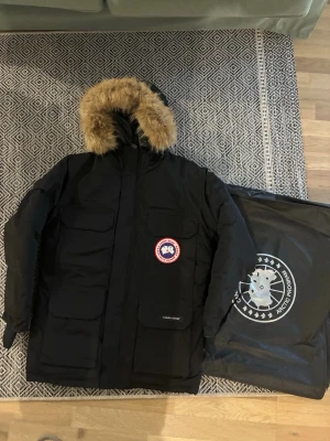 Canada Goose Expedition Parka - Ny svart Canada Goose Expedition Parka. Storlek S, passar S/M. Tjock och varm. Levereras med förvaringspåse. Perfekt för de kommande kalla dagarna.