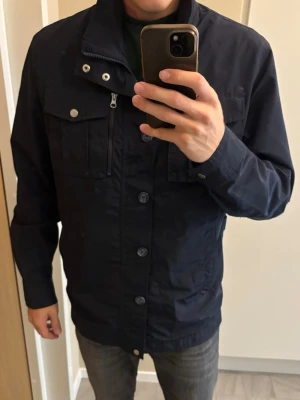 Jättefin blå dressmann jacka L - Jättefin populär eftertraktad blå dressmann jacka av hög kvalité i storlek L. Otroligt plagg i utmärkt skick och väldigt varm och skön! Tveka inte vid minsta fråga eller fundering!