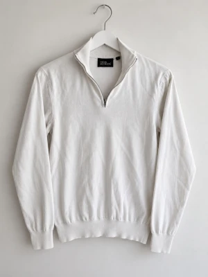 Vit oscar Jacobson half zip - 🏷️ Märke: oscar jacobson 👕 Produkt: Half zip 📏 Storlek: S 🎨 Färg: vit ✨ Skick: mycket bra 📌 Defekter: inga 💸 Pris: 349kr