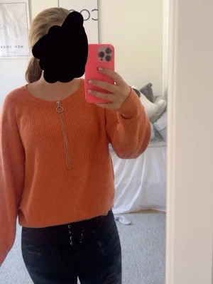 Orange stickad tröja med dragkedja - Trendig orange stickad tröja från Carin  Wester med en silverfärgad dragkedja framtill. Tröjan har rund halsringning, långa ärmar. Kom gärna med prisförslag!💕