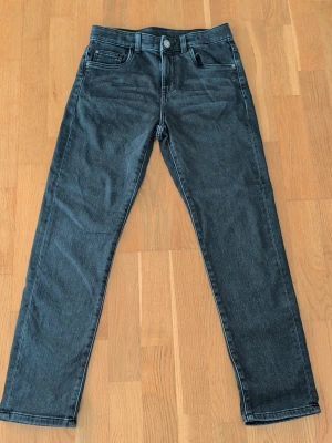 Svarta raka jeans från KappAhl  - Snygga svarta jeans med rak passform. Klassisk femficksmodell med bälteshällor och knappgylf. Jeansen har en stilren look och passar perfekt till en trendig vardagsoutfit.
