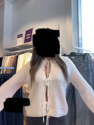Vit stickad cardigan med prislapp kvar - Trendig offwhite stickad cardigan med  knytband framtill, slutsåld på gina. Tröjan har lång ärm och lätt croppad passform. Har prislappen kvar, nypris 399kr