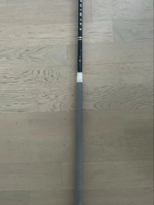 Salming carbon PRO rd - Salming carbon PRO rd i fint skick sitter ett right blad på i trident men kan bytas till ett leftat trident om det skulle önskas. Klubban är i 96 cm.                   Hör av er om ni är intresserade eller har några frågor, pris kan diskuteras //isak