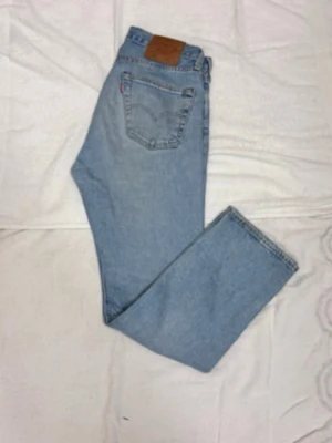 Levi's 501 jeans - Säljer dessa jeans pga att jag har för många i den färgen men de är nästan helt oanvända ca 3-4 gånger och priset kan diskuteras.