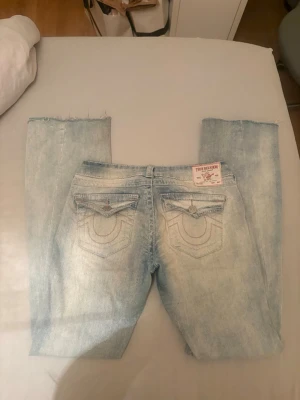 True religion jeans - Jättesnygga lågmidjade flare/bootcut jeans från True religion!! Modell Joey, storlek 27. Använda men i bra skick!