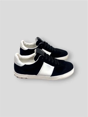 Valentino Garavani Flycrew Sneaker Mocka - Valentino Garavani Flycrew Sneaker | Modell: Flycrew Mocka | Skick: Använt men fint skick | Nypris: 6499 kr | Storlek: 38 1/2 (Passar som unisex) | Alla nitar på | Endast skorna medföljer | Hör av dig vid minsta fundering 📦| Skorna är såklart äkta! 