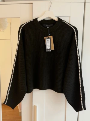 Vero Moda stickad tröja  - Vero Moda stickad tröja i färgen Chocolate Torte O Helt ny och aldrig använd, har inte kommit till användning. Superfin och mysig modell som passar perfekt till hösten Pe Storlek XS men passar även storlek S Ordinarie pris: 499 kr.