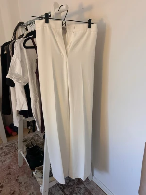 Vita vida kostymbyxor från H&M -  vita kostymbyxor från H&M i storlek 34..