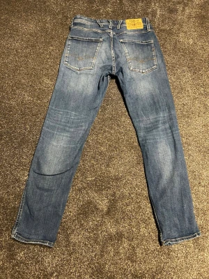 Replay jeans anbass - Säljer ett par stiliga replay jeans i en ljusblå tvätt som funkar när du söker en stilig och ljus outfit, välbehållna och fräscha vilket gör dom extra värd pengen. Storlek 29 priset är ej hugget i sten och är öppen för förhandling.