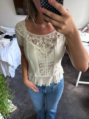 Fin topp - Super fin topp med mycket detaljer. Hittar inte storleken, men sitter som st S på mig. Toppen har några defekter på höger armen som man ser på de två sista bilderna 