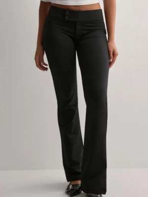 Low waist byxor   - Jätte fina low waist kostymbyxe liknande byxor från Nelly. De är köpta för 2år sedan så är helt slutsålda på hemsidan. 