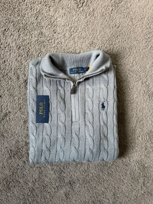 Ljusgrå half zip kabelstickad tröja Polo Ralph Lauren - Hej ! Säljer nu denna half zippen ifrån polo Ralph lauren. Passar perfekt nu när sommaren är över och hösten närmar sig. Endast testad, storlek S. Pris kan diskuteras vid snabbaffär mvh 47 😃