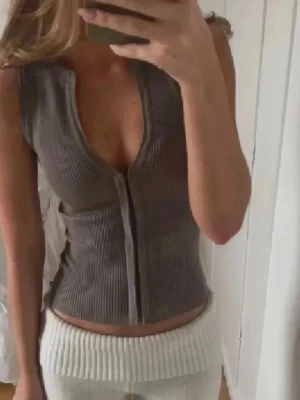 Ribbad topp  - Populär topp från Zara! Storlek M men stretchig och tajt så passar även en S!🩷🩷❤️❤️❤️