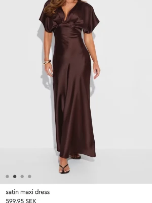Brun satin klänning  - Brun snygg satin klänning från Gina tricot, aldrig använd och prislapp kvar. Slutsåld på hemsidan.  