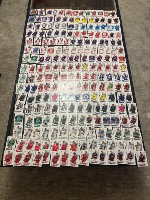 Stor samling fotbollskort - Säljer en stor samling fotbollskort med spelare från olika lag och ligor. Korten har färgstarka bilder på spelare i matchställ och klubbmärken. Perfekt för dig som gillar att samla på fotbollsprylar eller vill byta med vänner.