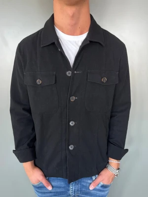 Svart Overshirt  - Strl - S | Skick - 10/10 | Nypris - ca 1200kr | Vid minsta lilla fundering är det bara att höra av sig! 