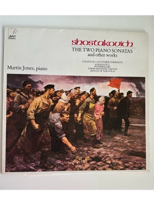 LP - Shostakovich: The Two Piano Sonatas and Other Works - med Martin Jones - Vinylalbum / LP med "The Two Piano Sonatas and Other Works" av Dmitrij Sjostakovitj, som anses vara 1900-talets främsta ryska symfoniker och kammarmusiktonsättare. Musiken är framförd av erkände brittiske pianisten Martin Jones. Skivomslaget visar en målning som skildrar en grupp arbetare under en politisk demonstration eller revolution. Innehåller "Sonata No 1 (October Symphony)", "Sonata No 2", "Five Preludes", "Three Fantastic Dances" och "Dances of the Dolls". En tidlös klassiker! Fint skick