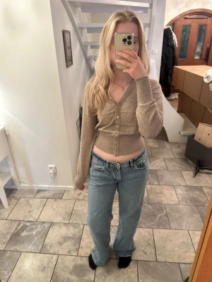 Ljusblå raka jeans med medel hög midja - Säljer ett par ljusblå jeans med rak passform och medel hög midja. Är 165 cm lång. köpt på lager 157 och är i storlek M. Säljer pga att dem är för stora för mig🤍
