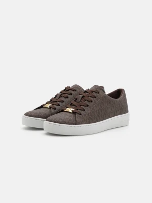 Bruna sneakers från Michael Kors - Snygga bruna sneakers med MK-monogram från Michael Kors. Skorna har vita sulor, bruna skosnören och guldfärgade detaljer vid snörningen. Ovandelen är i textil med ett diskret mönster och klassisk låg profil. Köpta för 1600kr 