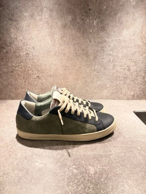 P448 skor  - Snygga P448 sneakers i storlek 42.  👟 Skick: Nyskick – endast använda ett fåtal gånger. ✨ Inga skador eller onormalt slitage. Sulan är designad för att ha en lite vintage/sliten look redan från början, vilket syns på bilderna 💰 Nypris: ca 2 700 kr