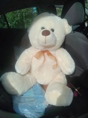 Stor vit nallebjörn med rosett - Mysig och fluffig stor nallebjörn i vit plysch med en ljusbrun rosett runt halsen. Perfekt som present eller dekoration i sovrummet. Nallen har ett gulligt ansikte med broderad nos och ögon. 
