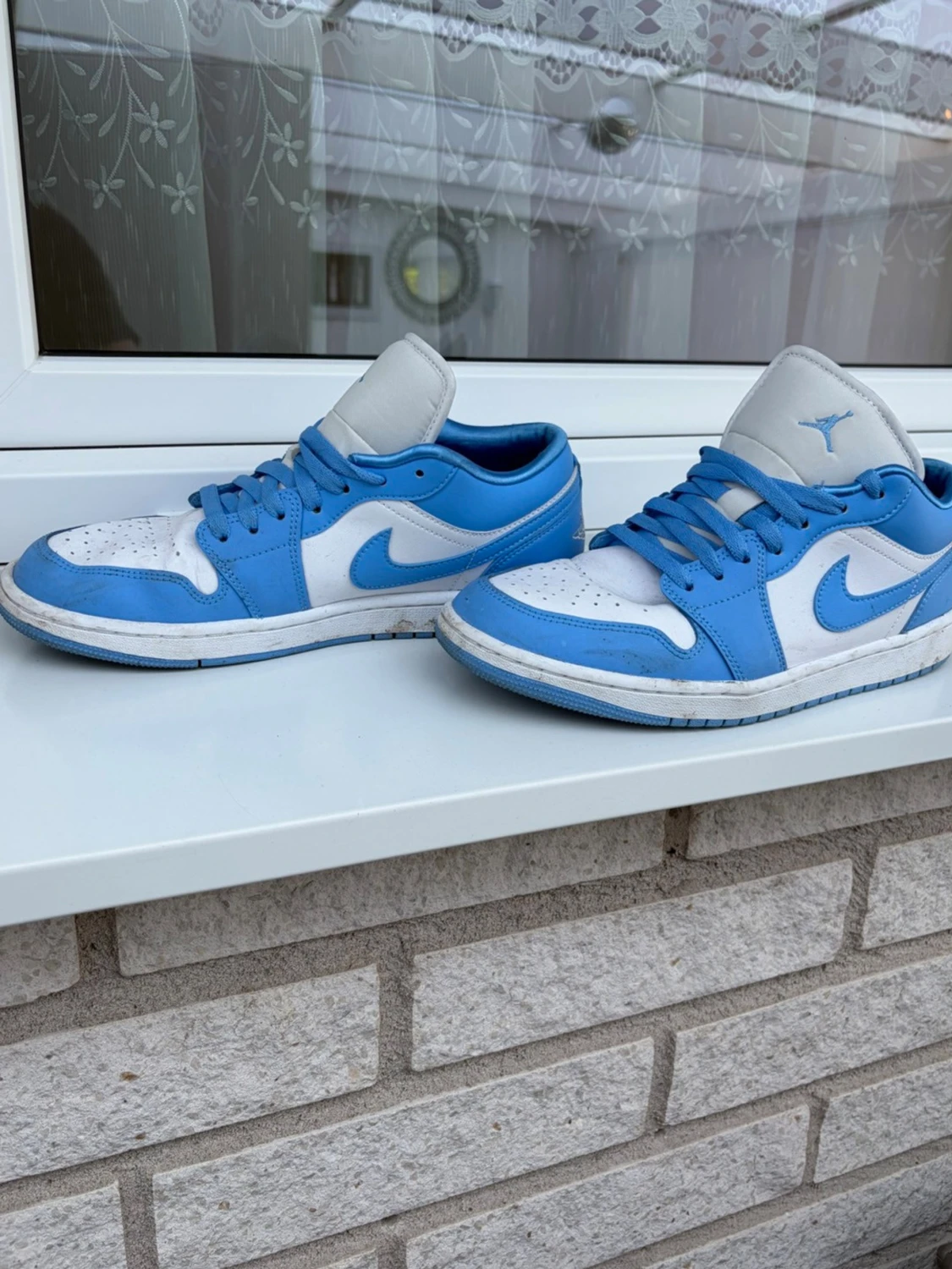 Blåvita sneakers med klassisk design
