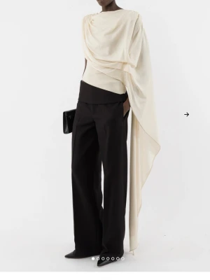  draperad topp arakii - Superdin, några tråddragningar på tyget som hänger men tänker inte alls på det:)