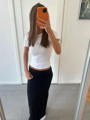Svart långkjol - Säljer denna fina lågmidjade långskjol!🥰 köpt för 400 kr, storlek xxs men passar även xs/s!
