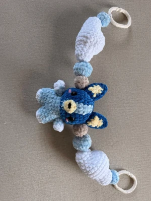 Bluey Barnvagnshänge  - Supergulligt bluey hänge till barnvagn! Ca 45-50cm men går att töja då den är ihopsatt med gummiband💙