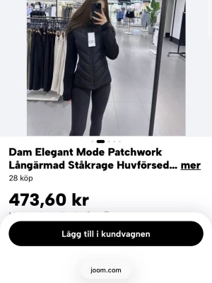 Svart pufferjacka med huva - Snygg svart pufferjacka med figurnära passform och huva. Jackan har dragkedja framtill och diskreta sömmar som ger en stilren look. Perfekt för kalla dagar och enkel att matcha med olika outfits. Materialet ser ut att vara syntet med lätt vaddering.