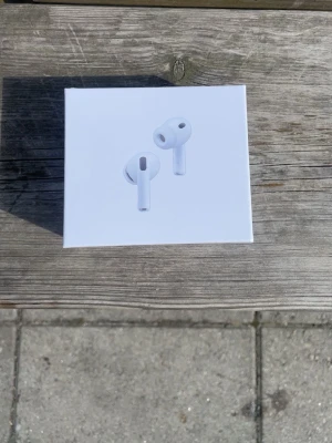 Apple AirPods Pro 3 trådlösa hörlurar - Säljer ett par vita Apple AirPods Pro 3 med stilren design och silikonproppar för bra passform. Hörlurarna är trådlösa och levereras i en kompakt, vit förpackning. Perfekta för musik, samtal och träning med aktiv brusreducering.
