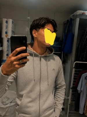 Grå burberry zip hoodie med mönstrad vuva  ÄKTA - Kvittot finns, fråga ba. Säljer en stilren grå zip hoodie med dragsko och fickor framtill. Huvan har ett klassiskt rutigt mönster på insidan som ger en snygg kontrast. Perfekt för dig som gillar enkel men ändå unik stil. Mjuk och skön bomullsblandning.