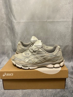 Asics gel NYC - Asics gel NYC. Storlek: 42. Skick: 7/10. Färg: cloud grey. Allt og tillkommer. Diskuterbart pris. Skriv för intresse🙌🏼