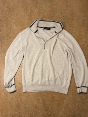  Halfzip park lane - Säljer denna feta park lane Halfzip, denna tröja är helt fräsch och har knappt används, tröjan bär inga defekter.