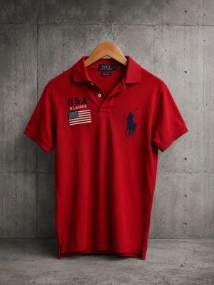 Röd pikétröja från Polo Ralph Lauren - Polo Ralph Lauren piké 🇺🇸❤️  📌 Storlek M 📌 Custom Fit.                                                            📌 Mycket fint skick  Snygg röd modell med USA-detaljer. DM vid frågor! 📩 