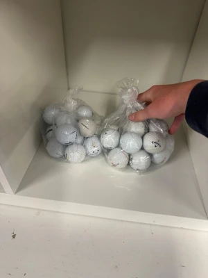 Mixbollar”  -  Säljer nu två stycken påsar med mix bollar ifrån olika märken, bollarna är i skicket B-klass. Det är 30 bollar tillsammans. 
