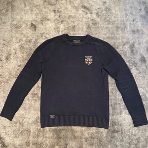Morris tröja - 👕Plagg : Tröja                                                                                  👕Märke : Morris                                                                                      📏 Storlek : S                                                                                     ✨ Skick : Väldigt bra                                                       🧍‍♂️Modellen är 180cm