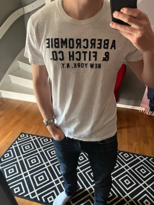 Abercrombie and fitch t-shirt - Säljer denna riktigt feta ljusgrå t-shirt från Abercrombie and fitch. Tröjan är i väldigt bra skick och storleken är M. Hör av er vid övriga frågor!