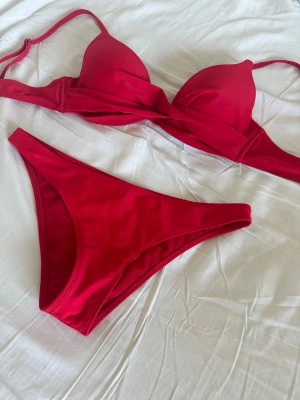 Twisted push up bikiki set - Twisted Push Up Bikini Bra, 80B, och trosor, S, från NLY beach. Endast använd en gång, nyskick 