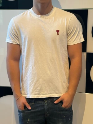 Ami Paris - Säljer denna goa ami Paris t-shirt i fint skick 9/10 nypris 1500 kr moddelen på bilden är 177 och väger 78 kg