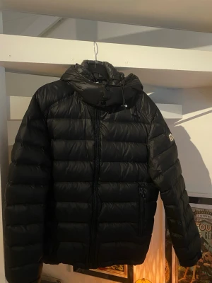 Bvaldi jacka  - Jackan är knappast använt och i nyskick. Den är storlek M men sitter även som S. Nypris på jackan är 3000kr