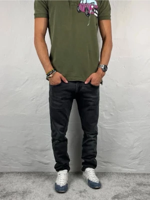 Replay Jeans Anbbas - Säljer ett par mörkgråa Replay jeans i super bra skick  med klassisk femficksdesign och normal midja. Jeansen har en lätt tvättad look och raka ben som sitter snyggt. Perfekta till en avslappnad stil och passar till det mesta i garderoben. Storlek W32 L30 i modellen Anbbas.  (OBS!! Bilder från förra säljaren då dem ej passade mig och dem är ej använda i min ägo !)