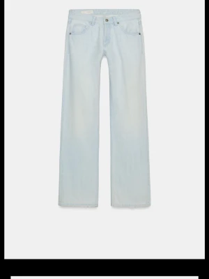 Ljusblå raka jeans - Säljer ett par ljusblå jeans med rak passform och lågmidjade, säljer då de tyvvär inte har används. Helt nya men lappen är avklippt. 💓