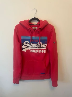 Superdry hoodie  - Superdry || storlek EU 36 sitter som S || skick 9/10 || pris kan diskuteras!