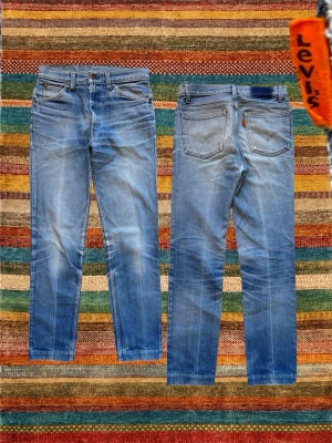 Orange Tab Levi’s Jeans - Ett par riktigt snygga Levi’s jeans med en ruggigt bra wash! Orange tab vilket innebär mycket hög kvalitet. Passar enligt mig 29/32, men utgå från måtten på sista bilden. Passformen är slimfit vilket kan vara väldigt snyggt. Hör av dig vid frågor! 