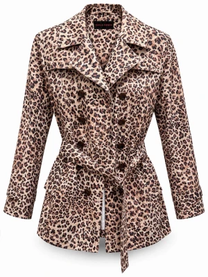 Leopardmönstrad trenchcoat med skärp - Snygg trenchcoat med leopardmönster och dubbelknäppning. Jackan har ett matchande knytskärp i midjan, breda slag och långa ärmar. Materialet ser ut att vara ett lätt tyg, perfekt för att lyfta din outfit med ett djuriskt statement.(Finns tag)